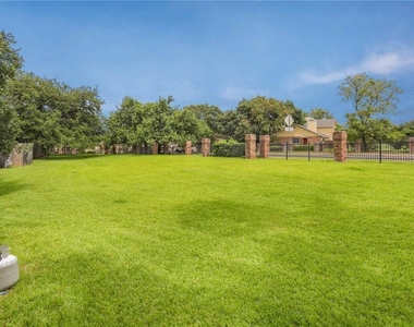 1411 Gracy Farms Ln - Photo Thumbnail 17