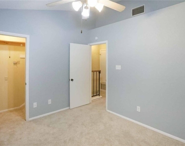 1411 Gracy Farms Ln - Photo Thumbnail 13
