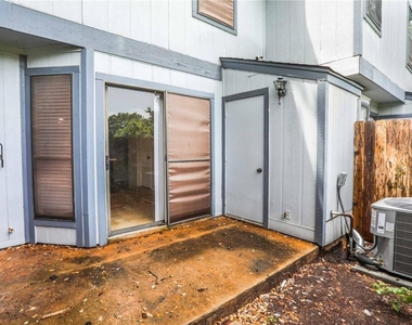 1411 Gracy Farms Ln - Photo Thumbnail 16