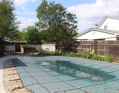 1010 W Live Oak St - Photo Thumbnail 1