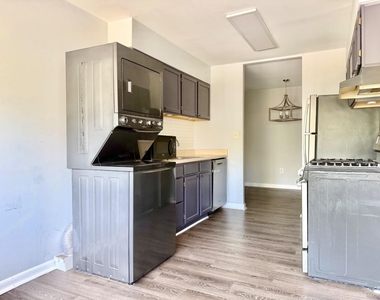 140 Royal Oak Drive - Photo Thumbnail 10