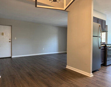 140 Royal Oak Drive - Photo Thumbnail 5