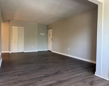 140 Royal Oak Drive - Photo Thumbnail 4