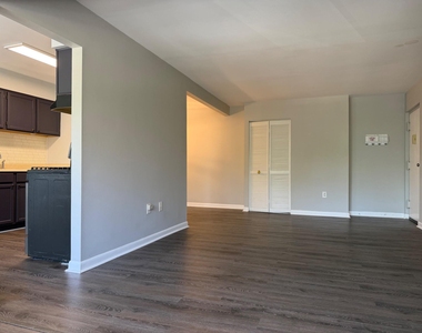 140 Royal Oak Drive - Photo Thumbnail 3