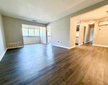 140 Royal Oak Drive - Photo Thumbnail 2