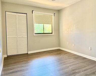 140 Royal Oak Drive - Photo Thumbnail 16