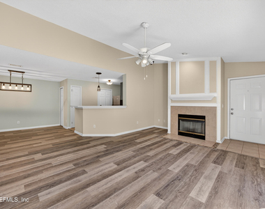 13727 Richmond Park Drive N - Photo Thumbnail 3