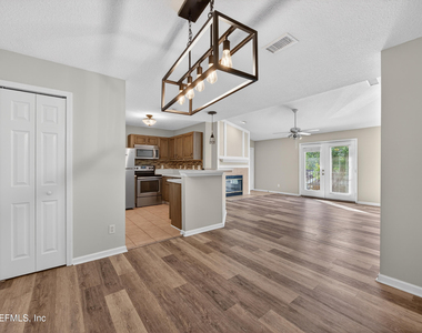 13727 Richmond Park Drive N - Photo Thumbnail 6