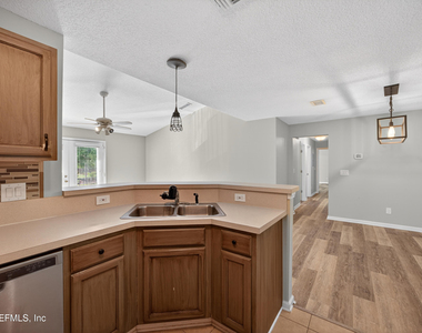 13727 Richmond Park Drive N - Photo Thumbnail 9