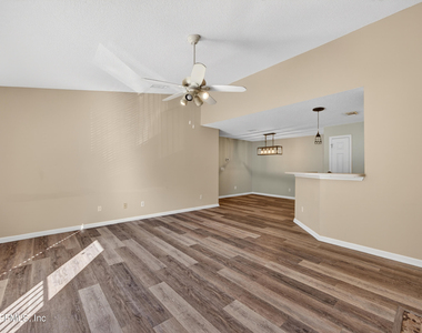 13727 Richmond Park Drive N - Photo Thumbnail 2
