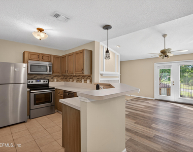 13727 Richmond Park Drive N - Photo Thumbnail 8