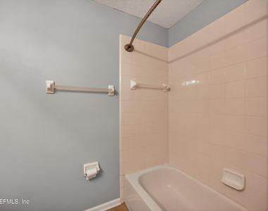 13727 Richmond Park Drive N - Photo Thumbnail 18