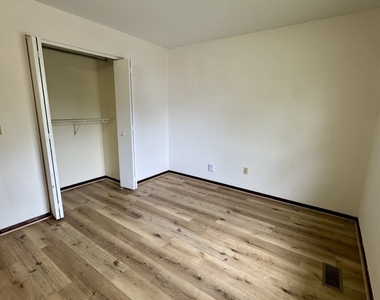 5556 N Thornwood Avenue - Photo Thumbnail 2