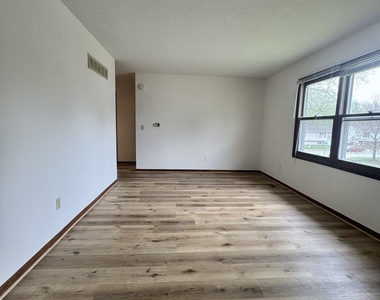 5556 N Thornwood Avenue - Photo Thumbnail 1