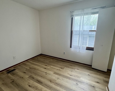 5556 N Thornwood Avenue - Photo Thumbnail 3