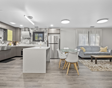 2307 Lake Street - Photo Thumbnail 10