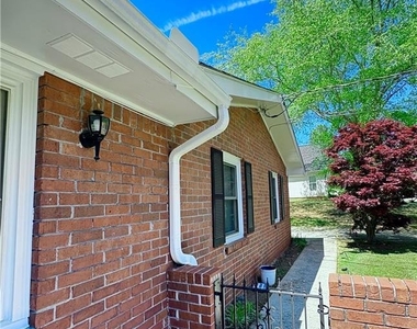 2421 Fieldstone Drive Se - Photo Thumbnail 3
