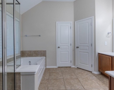 5402 Hickory Harvest Drive - Photo Thumbnail 9