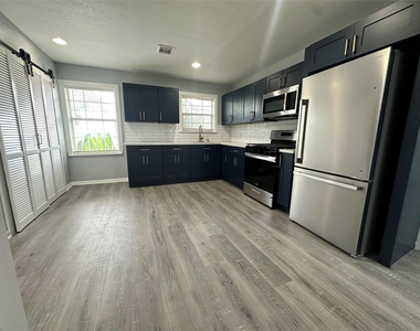 502 Avenue F - Photo Thumbnail 13