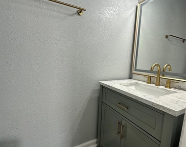 502 Avenue F - Photo Thumbnail 10