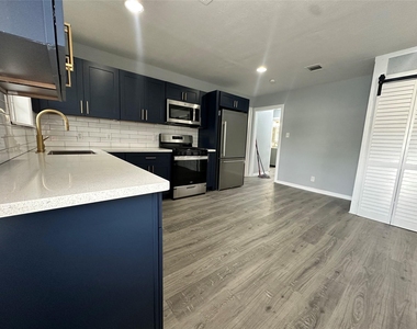 502 Avenue F - Photo Thumbnail 14