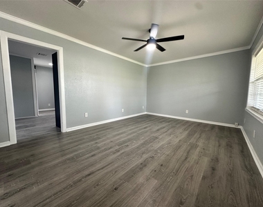 502 Avenue F - Photo Thumbnail 2