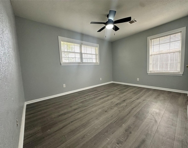 502 Avenue F - Photo Thumbnail 7