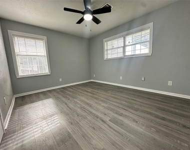 502 Avenue F - Photo Thumbnail 8
