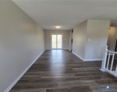 10200 Stroud Lane - Photo Thumbnail 7