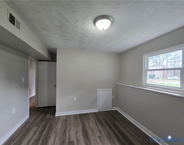 10200 Stroud Lane - Photo Thumbnail 25
