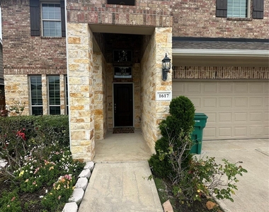 1617 Darwin Cedar Drive - Photo Thumbnail 2