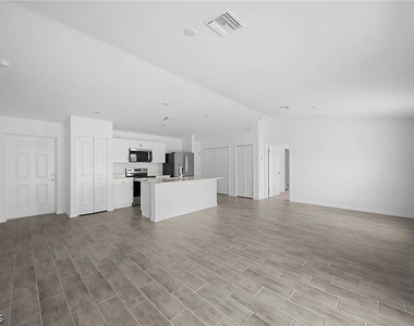 2815 24th Street W - Photo Thumbnail 3