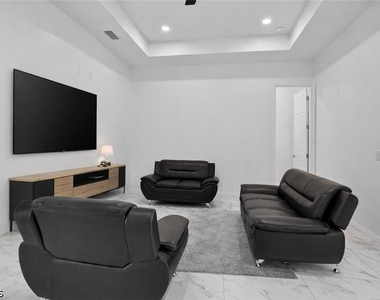 2513 69th Street W - Photo Thumbnail 11