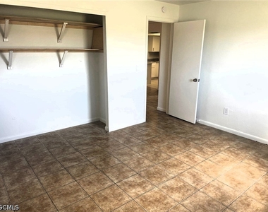 104 Se 16th Place - Photo Thumbnail 3