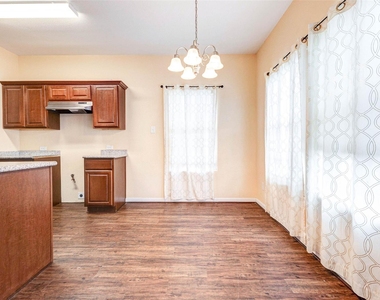 8605 Beviamo Street - Photo Thumbnail 5