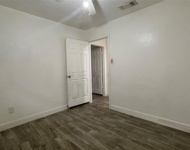 3819 Botany Lane - Photo Thumbnail 2