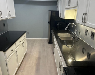 359 N Post Oak Lane - Photo Thumbnail 9