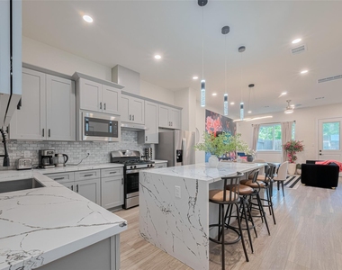2909 Nagle Street - Photo Thumbnail 1