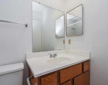 7822 Greenedge Drive - Photo Thumbnail 10
