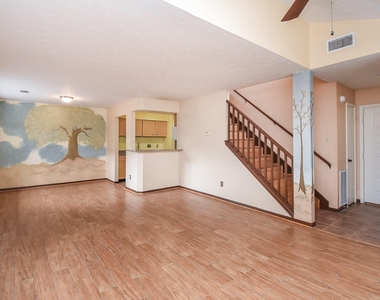 7822 Greenedge Drive - Photo Thumbnail 2
