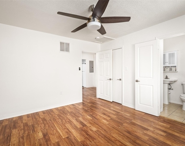 3910 Dallas Street - Photo Thumbnail 2
