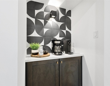 526 Colquitt Street - Photo Thumbnail 8