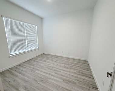 1609 Sunbend Lane - Photo Thumbnail 9