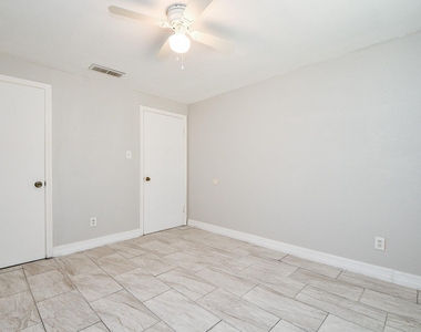 5811 Greencraig Drive - Photo Thumbnail 15