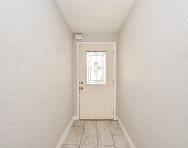 5811 Greencraig Drive - Photo Thumbnail 4