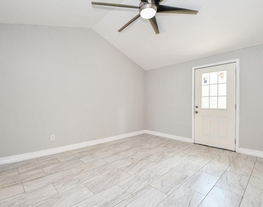 5811 Greencraig Drive - Photo Thumbnail 7