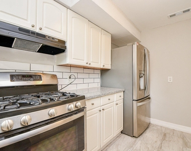 5811 Greencraig Drive - Photo Thumbnail 14