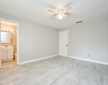 5811 Greencraig Drive - Photo Thumbnail 21