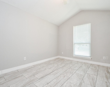 5811 Greencraig Drive - Photo Thumbnail 16