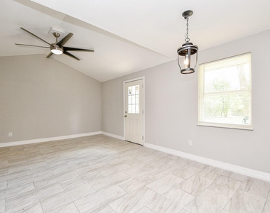 5811 Greencraig Drive - Photo Thumbnail 9